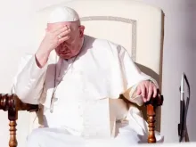 Papa Francisco reza durante Audiência Geral