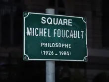 Placa marca uma praça dedicada a Michel Foucault em Paris. Credito: J. Maughn via Flickr (CC BY-NC 2.0).