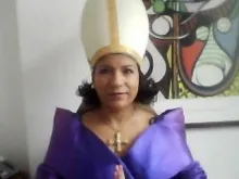 Abortista Mónica Roa se burla da fé dos católicos colombianos no facebook.