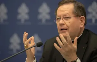 Cardeal Gérald Lacroix na entrevista coletiva em 14 de fevereiro