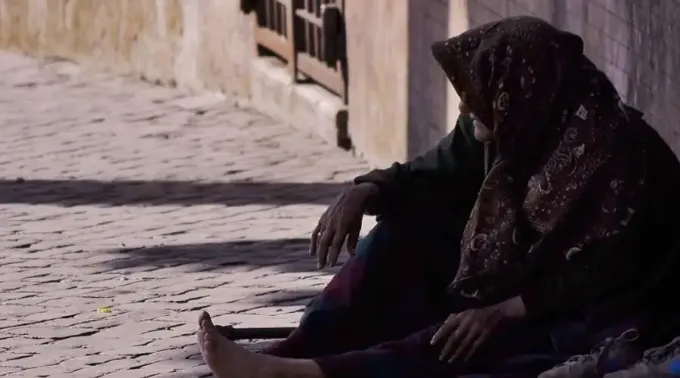 230622-mujer-anciana-pobre-mendigo-jan-canty--unsplash2.webp ?? 