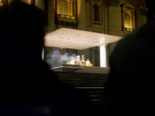 A primeira adoração eucarística mensal na Praça de São Pedro em 14 de março de 2023.