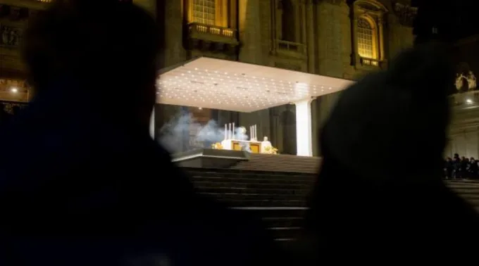239314-eucharistic-adoration-in-st.-peters-square-12_1.jpg