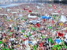 Peregrinos na praia de Copacabana para a Missa de Envio com o Papa Francisco