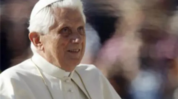 3545413980_pope_benedict_xvi_arrives_for_his_weekly_general_audience_in.jpg ?? 