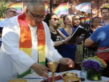 Padre Gil Martinez celebra missa no monumento nacional de Stonewall em 17 de junho de 2019.