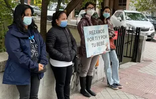 Grupo reza ante clínica de aborto em Madri