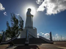 Estátua do Padre Cícero, edificada na cidade de Juazeiro do Norte no Ceará, no ano de 1969, considerada a terceira maior estátua de concreto do mundo - Crédito: Flickr