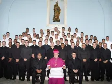 Seminaristas de Petrópolis com formadores e o Bispo Diocesano, Dom Gregório Paixão 