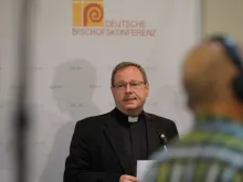 Dom Georg Bätzing, bispo de Limburg que se opôs à recente diretriz sobre casais homossexuais.