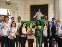 Voluntários brasileiros doam imagem de Nossa Senhora Aparecida.