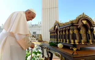 Papa Francisco reza diante das relíquias de santa Teresinha