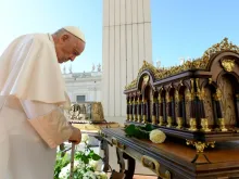 Papa Francisco reza diante das relíquias de santa Teresinha