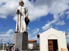 Conclusão das obras da estátua do padre Cícero no Povoado Gila, em Porto Real do Colégio (AL). Foto: Captura de imagem. (AL).