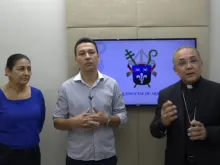 Familiares de dom João José e o administrador apostólico de Aracaju, dom Vitor Agnaldo explicando o motivo da renúncia do arcebispo de Aracaju. Foto: Captura de imagem.