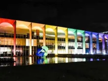 Itamaraty iluminado com as cores do arco-íris em homenagem ao Dia Internacional do Orgulho LGBTQIA+. Foto: Instagram