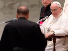 Papa Francisco prega na audiência na quarta-feira 