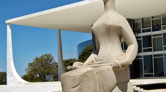 A_Justica_escultura_BSB_08_2005_24v.jpg ?? 