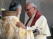 O Papa e o Catholicós Karekin se abraçam.