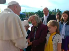 Elisabetta e Ioan, junto com sua família numerosa, saúdam o Papa Francisco em Iasi, Romênia