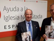 Antonio Sáinz de Vicuña, presidente de ACN Espanha (esq.) e Javier Menéndez Ros, diretor de ACN Espanha (dir.). Crédito: ACN Espanha