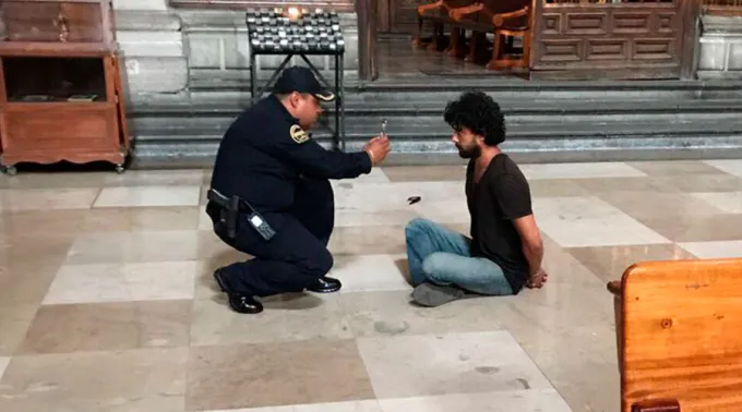 AgresorPadreMachorroCatedralMexico_Twitter_PadreJosedejesu_120717.jpg ?? 