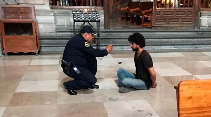 AgresorPoliciaCDMX_Twitter_PadreJosedejesu_170517.jpg ?? 