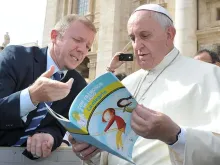 Alejandro Prosdocimi, do jornal argentino Clarín, conversa com o Papa Francisco sobre os livros “Com Francisco ao meu lado”, de Scholas Occurrentes. Crédito: Vatican Media.
