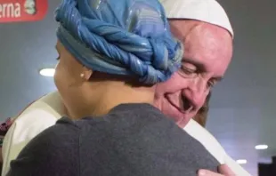 Alexia Guarduño abraçando o Papa Francisco no México. Foto L'Osservatore Romano