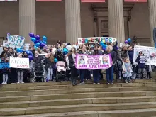 Manifestantes a favor de Alfie Evans