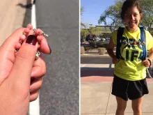 Alison González rezava o terço durante sua caminhada. Fotos: Facebook.