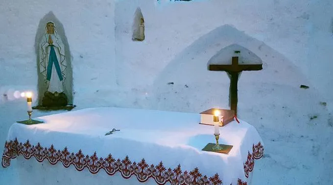 AltarNieve_St.AlbertTheGreatUniversityParish_120216.jpg ?? 