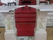 Altar destruído por desconhecido 