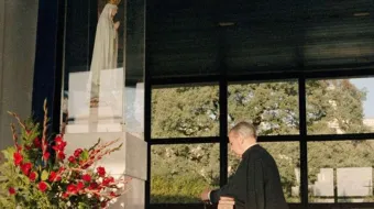 Beato Álvaro del Portillo reza na capela do Santuário de Fátima.