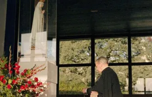 Beato Álvaro del Portillo reza na capela do Santuário de Fátima.