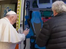 Papa abençoa a ambulância que vai para a Ucrânia
