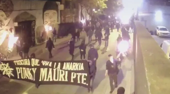 Anarquistas_atacan_calles_de_Santiago__Foto__Camaras_Policia_de_Investigaciones290517.jpg ?? 