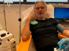 Andrea Bocelli durante a doação de sangue. Crédito: Azienda Ospedaliero Universitaria Pisana