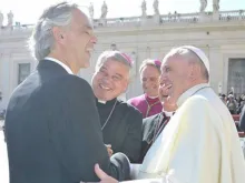 Andrea Bocelli e Papa Francisco na Praça de São Pedro.