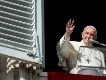 Papa saúda fiéis na Praça de São Pedro 