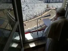 O Papa reza o Ângelus do Palácio Apostólico.