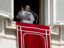 Papa Francisco durante a oração do Angelus.
