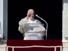 O papa acena depois do Ângelus