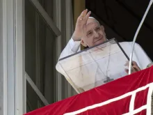 Papa Francisco acena para a multidão reunida para o Angelus na Praça de São Pedro em 13 de março de 2022