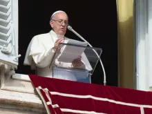 Papa durante a oração do Ângelus.