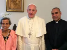 Dom Anthony Figueiredo e sua mãe se encontram com o Papa Francisco