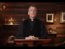 O padre Williams pede apoio a seus paroquianos em vídeo