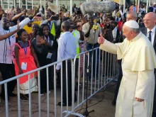 Papa Francisco em sua chegada a Uganda.