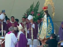 Papa reza ante a Virgem.