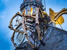 Aranha “Kumo” em cima da Catedral de Notre Dame em Ottawa, Canadá.